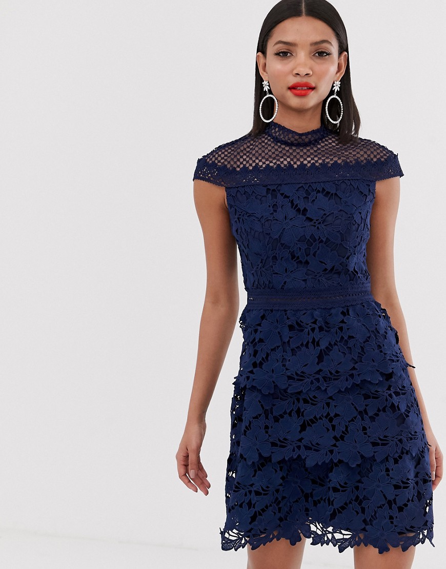 Chi Chi London - Gelaagde kanten mini-jurk met A-lijn in marineblauw