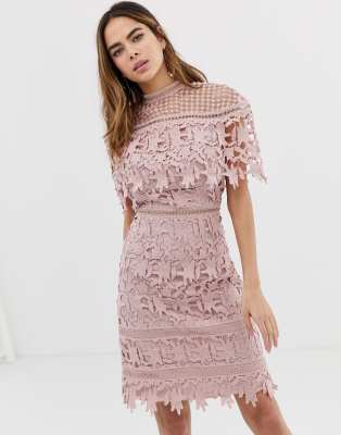 Chi Chi London – Hochgeschlossenes, mittellanges Bleistiftkleid aus Spitze  in Gehaucht Rosa | ASOS