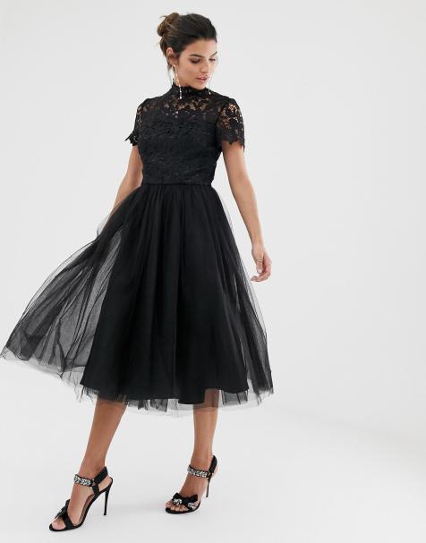 Chi Chi London – Hochgeschlossenes, schwarzes Midikleid aus Spitze mit Tüll-Rock
