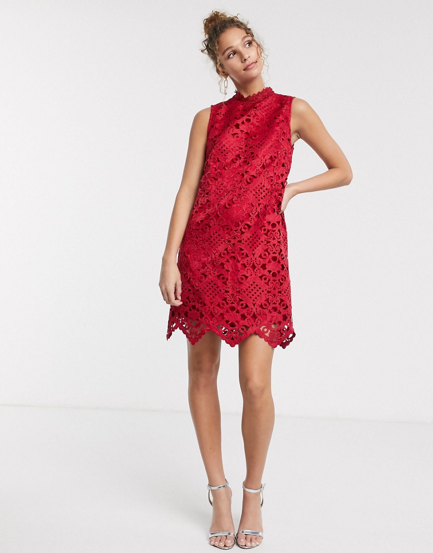 Chi Chi London - Hoogsluitende mini-jurk met uitsnijdingen in rood