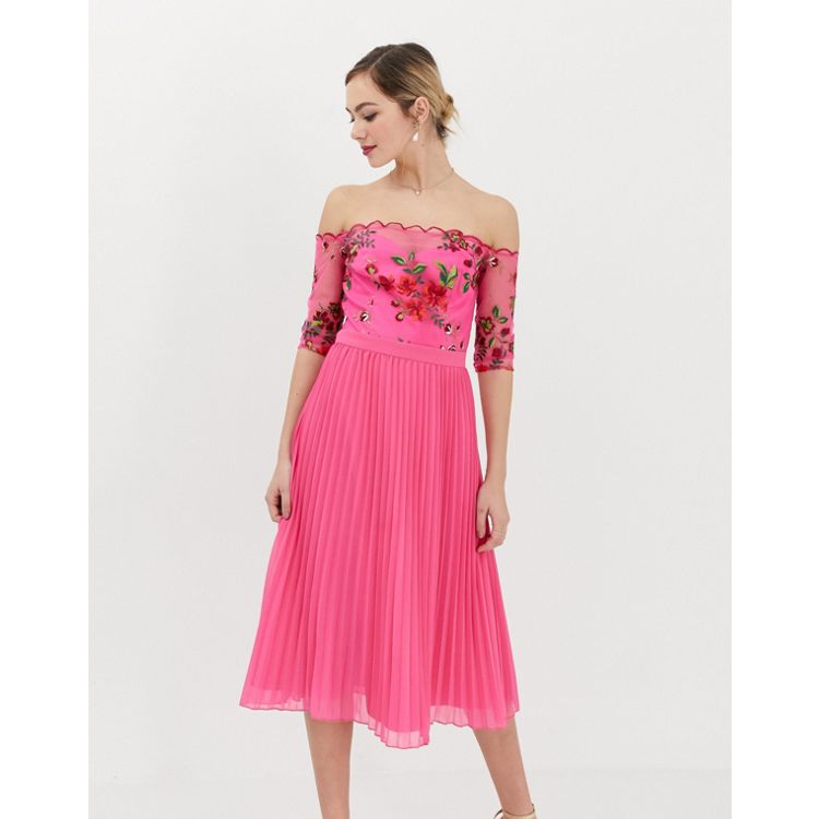 Chi Chi London – Koronkowa sukienka o długości midi z górą z haftowanym  wzorem i plisowaną szyfonową spódnicą w kolorze fuksja | ASOS