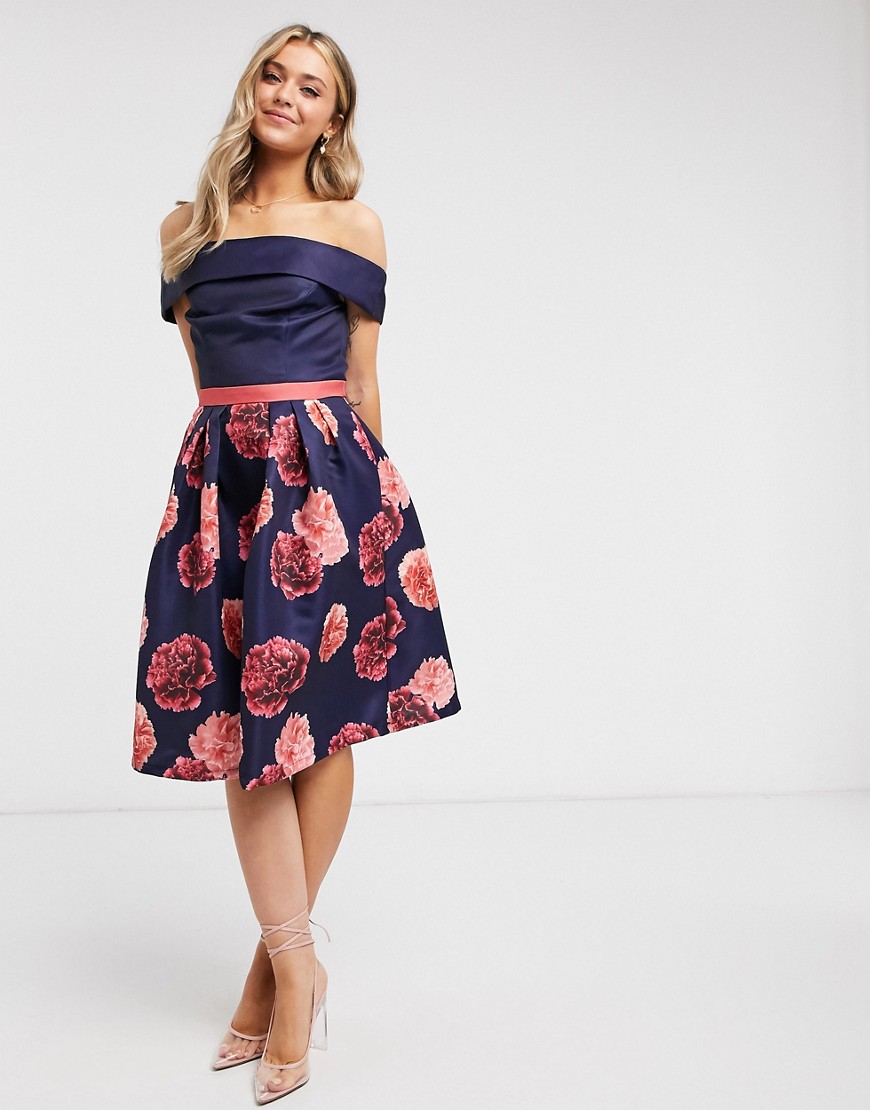 Chi Chi London – Marinblå 2 i 1-klänning i midilängd med bardotringning och blommönster