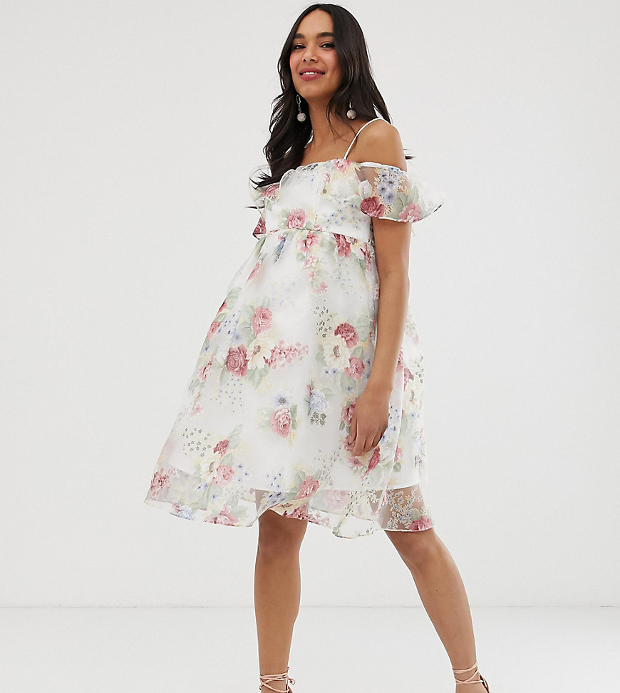 Chi Chi London Maternity – Krämfärgad blommig klänning med singoallaringning och volanger-Flerfärgad