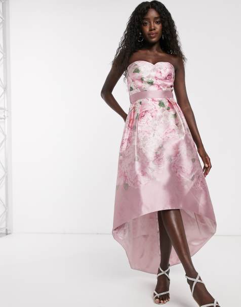 Chi Chi London – Midikleid aus Satin mit stark abfallendem Saum und Rosenprint mit Farbverlauf