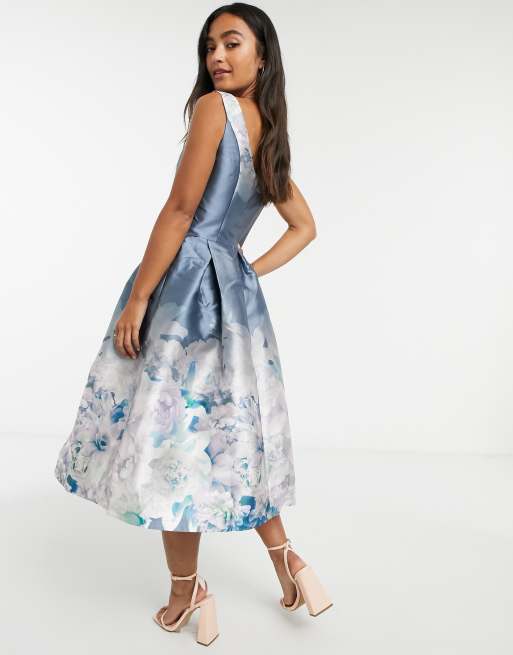 Chi Chi London Midikleid In Blau Mit Blumendruck Asos