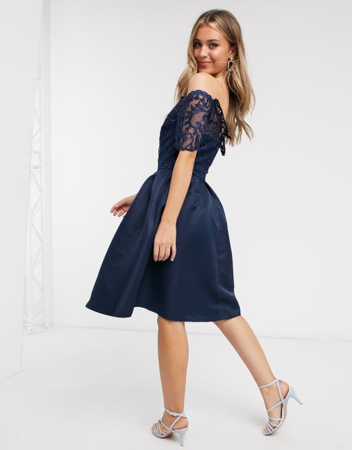 Chi Chi London – Midikleid mit Spitze und Carmen-Ausschnitt in Marine, 2 von 4