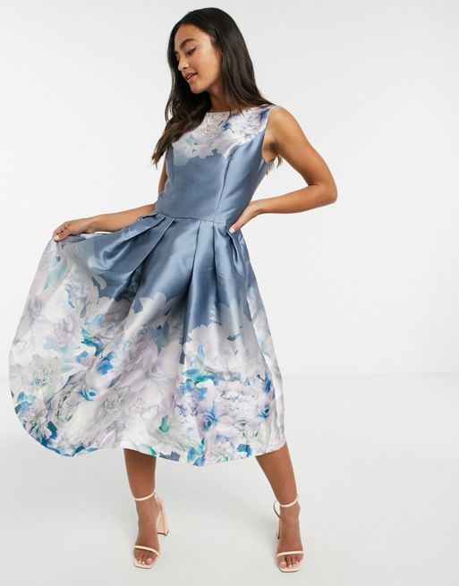 Chi Chi London – Niebieska sukienka midi z kwiatowym nadrukiem | ASOS