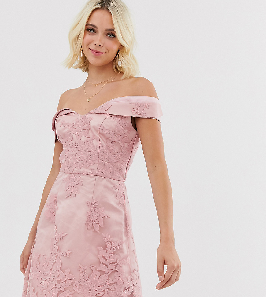 Chi Chi London Petite - Korte kanten bardot-jurk met jacquard in roze