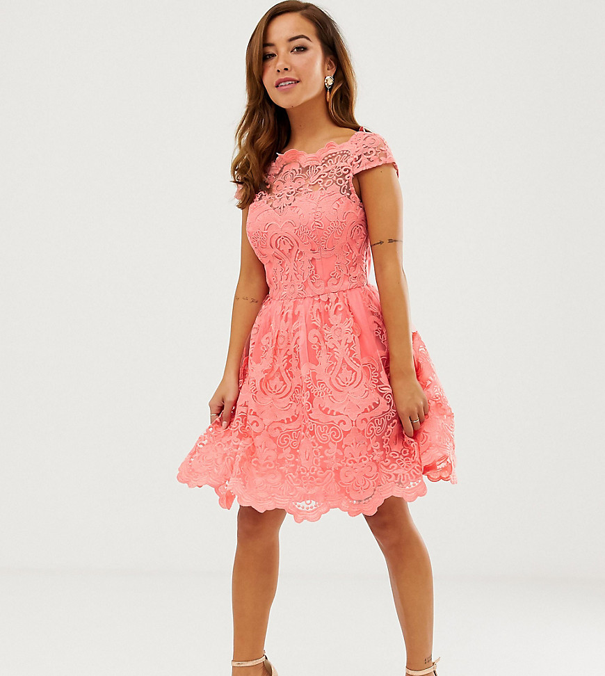 Chi Chi London Petite - Mini-jurk met premium kant en geschulpte halslijn in koraalrood-Roze