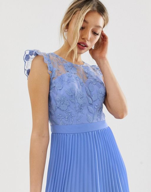 Chi Chi London – Petite – Niebieska sukienka midi z plisowanym dołem i  haftowaną górą | ASOS