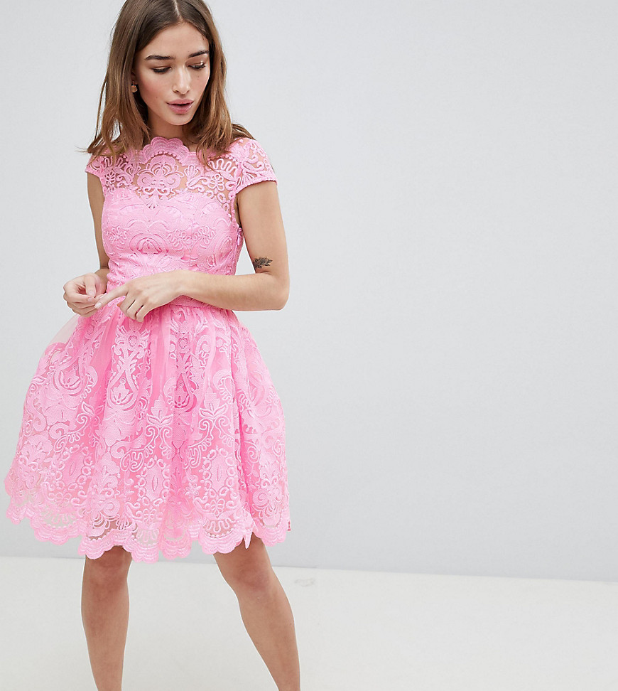 Chi Chi London - Petite - Premium kanten midi-jurk met kapmouwen en geschulpte rug-Roze
