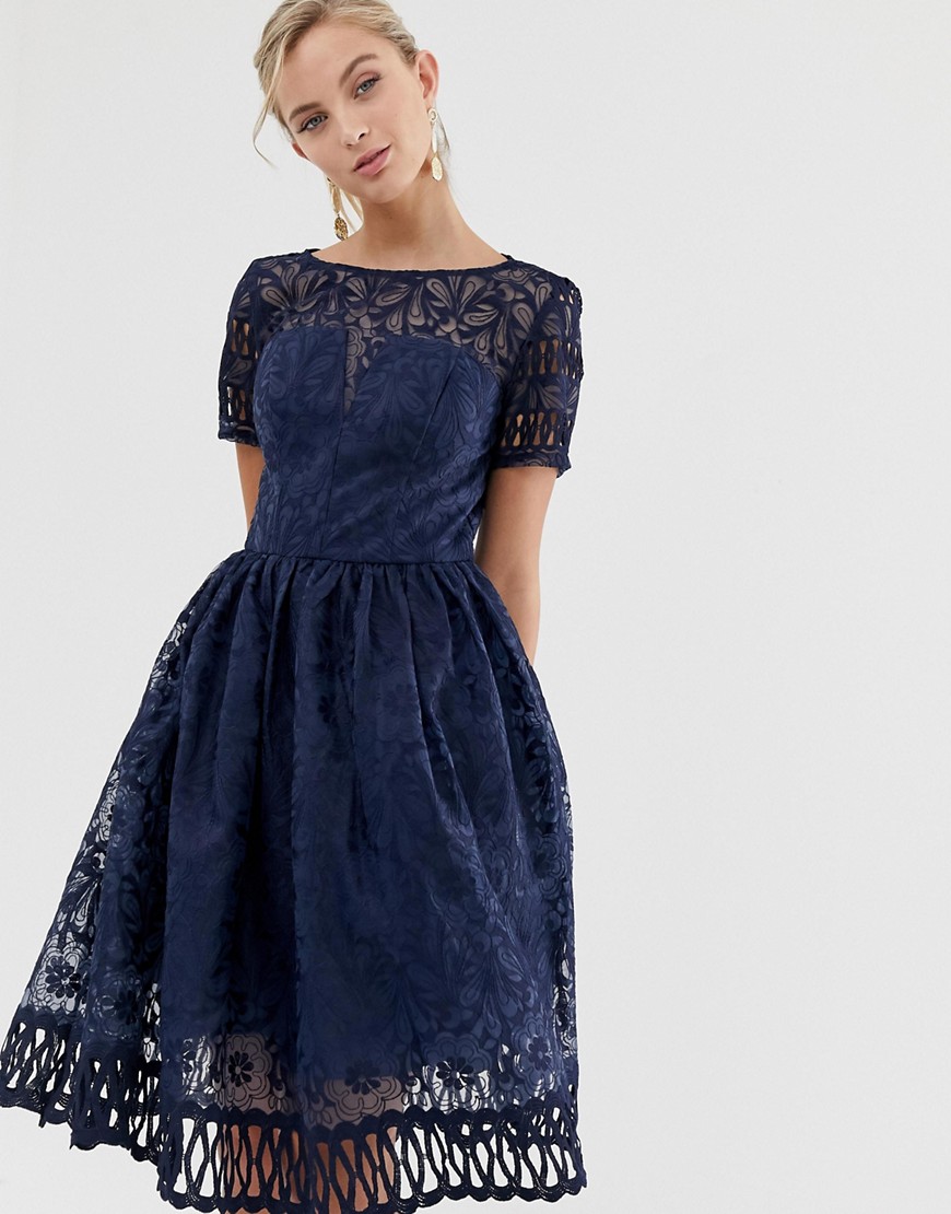 Chi Chi London – Premium – Marinblå spetsklänning med hålspetsdetaljer och kort ärm
