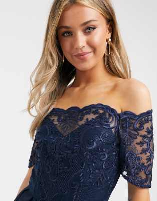 Chi Chi London - Robe bardot mi-longue en dentelle - Bleu marine | ASOS