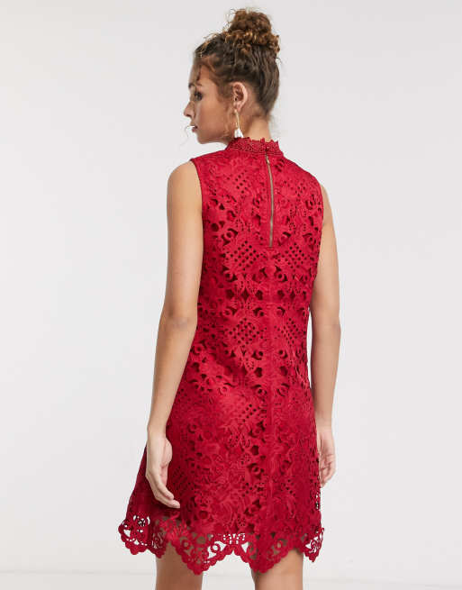 Chi Chi London Robe Droite Courte Decoupee A Encolure Haute Rouge Asos