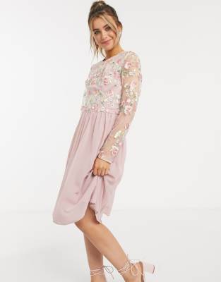 Chi Chi London - Robe mi-longue en dentelle brodée - Rose | ASOS