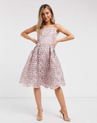Chi Chi London - Robe mi-longue en dentelle - Vison | ASOS