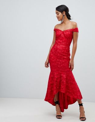 Chi Chi London – Röd broderad maxiklänning i bandeau-modell med asymmetrisk längd