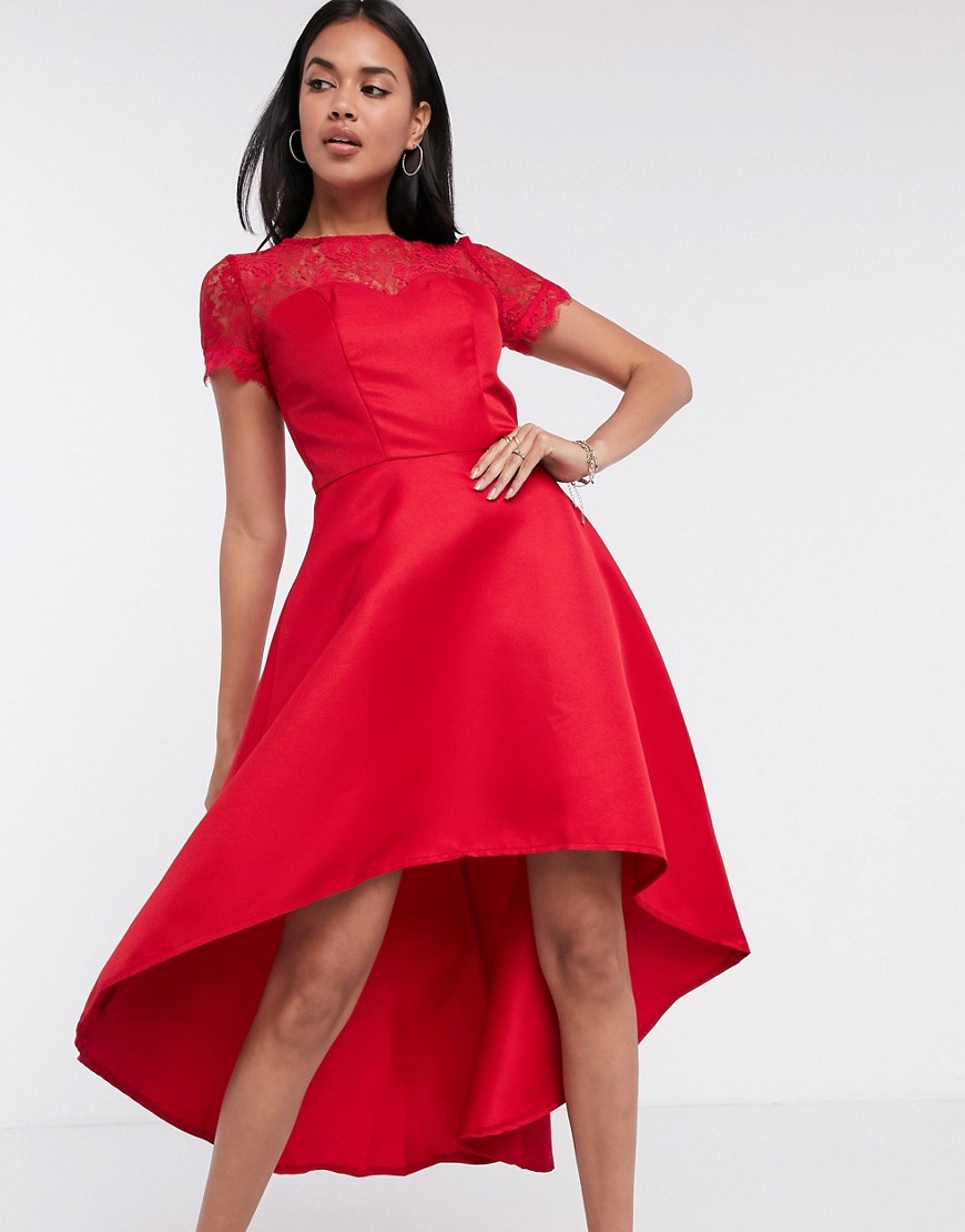 Chi Chi London – Röd klänning med asymmetrisk kjol och spetsdetaljer