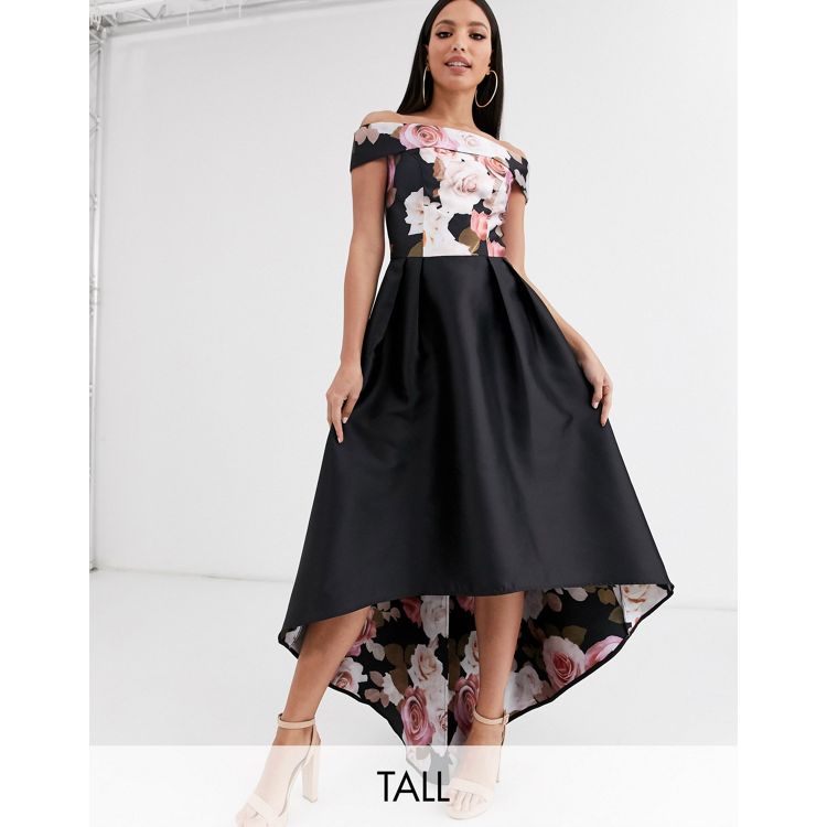 Chi Chi London Tall – Czarna sukienka z dekoltem bardot, dłuższym tyłem i  wzorem w kwiaty | ASOS
