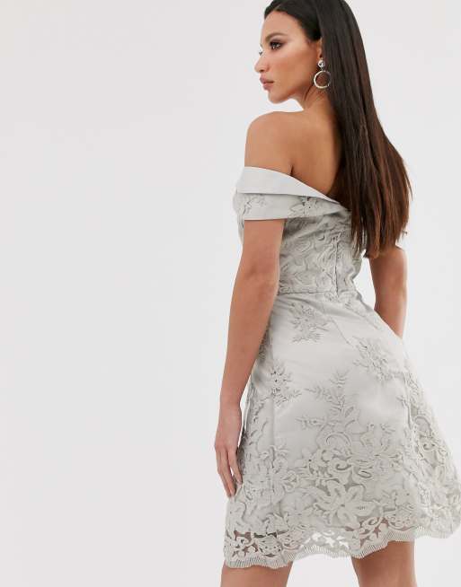 Chi Chi London Tall – Graues Minikleid mit Jacquardmuster und Carmen-Ausschnitt, 2 von 4