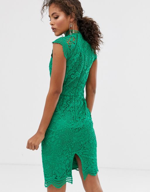 Chi Chi London – Tall – Zielona koronkowa sukienka o ołówkowym kroju z  muszelkowym wykończeniem | ASOS