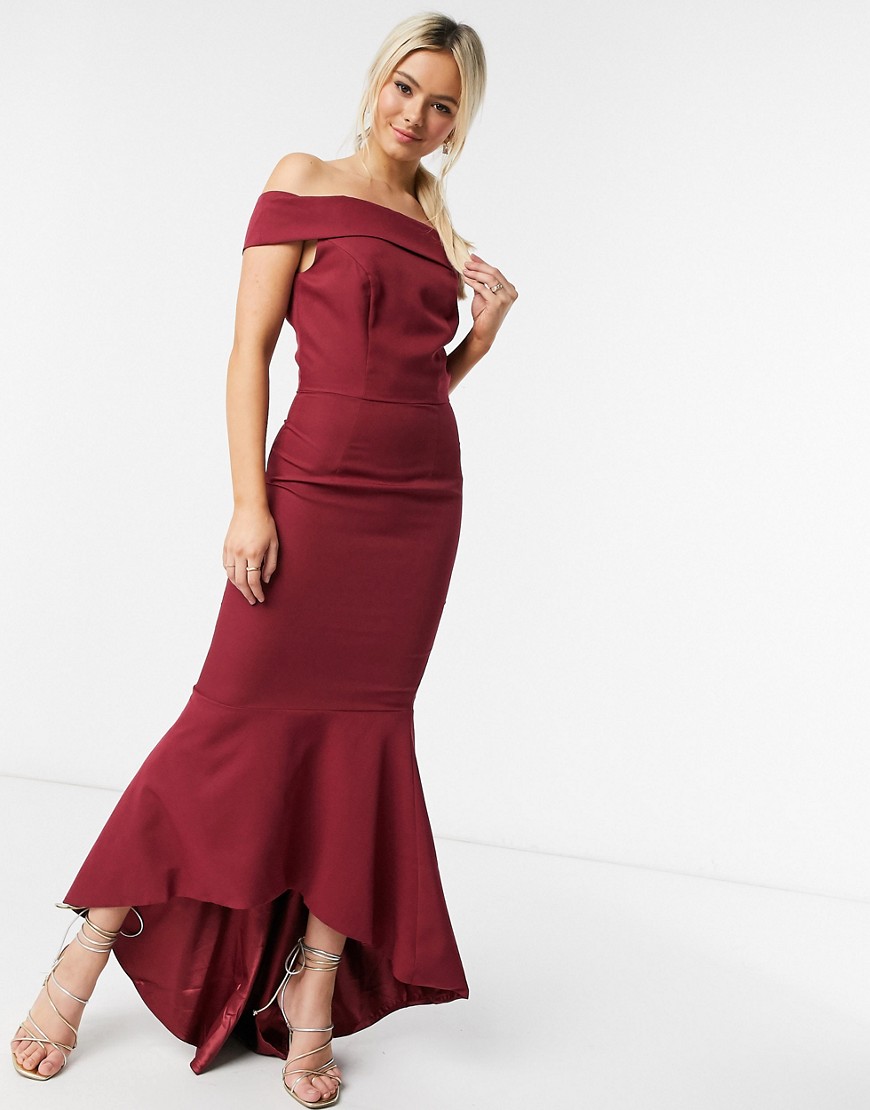 Chi Chi London – Vinröd klänning i fishtail-modell med bardotringning