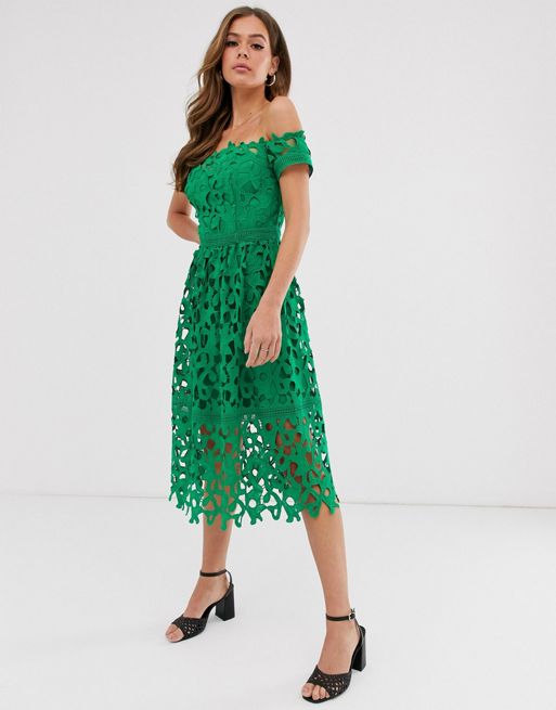 Chi Chi London – Zielona sukienka z koronki o długości midi z dekoltem  bardot | ASOS