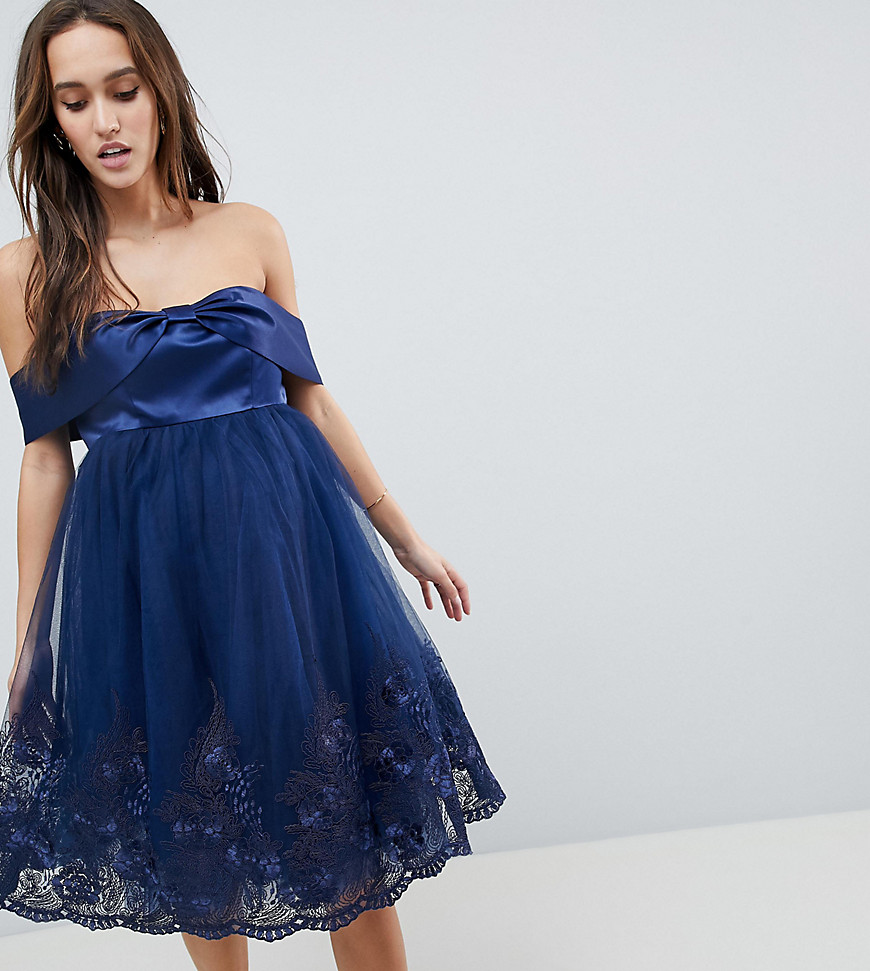 Chi Chi London - Zwangerschap - Schouderloze midi-jurk met strik voor en premium kanten detail-Marineblauw