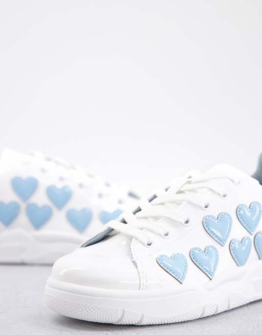Chiara Ferragni – Roger – Vita och blå sneakers med hjärtan, 2 av 4