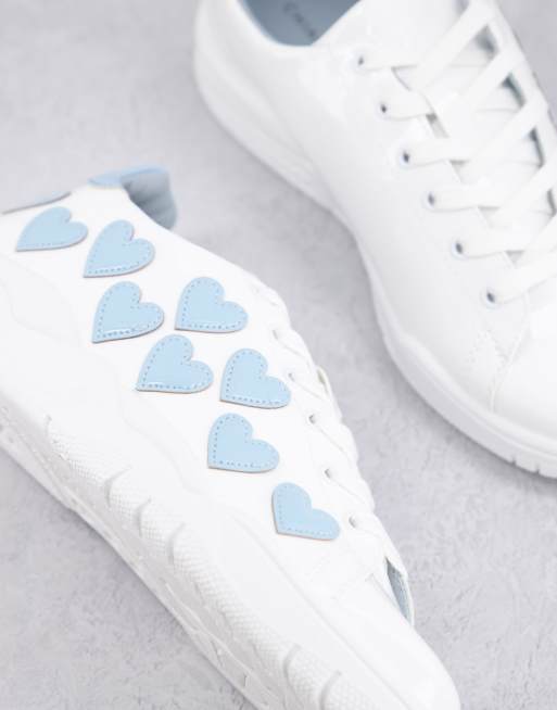 Chiara Ferragni – Roger – Vita och blå sneakers med hjärtan, 3 av 4