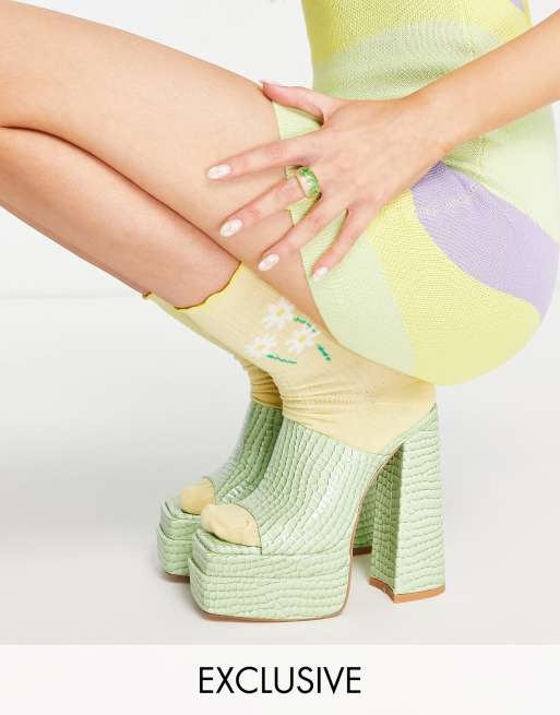 Chinelas verde salvia efecto cocodrilo con plataforma exclusivas de Daisy Street