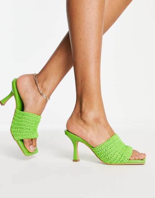 Chinelas verdes de punto de NA-KD