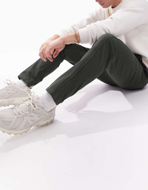 Chinos caquis de corte pitillo con pinzas y cinturilla elástica de ASOS DESIGN