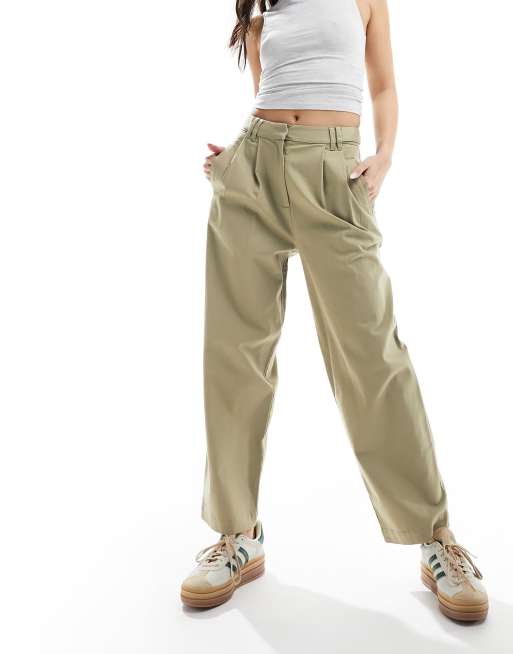 Chinos caquis de pernera barrel con detalle de trabilla con botones de ASOS DESIGN