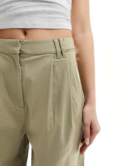 Chinos caquis de pernera barrel con detalle de trabilla con botones de ASOS DESIGN, 2 de 5
