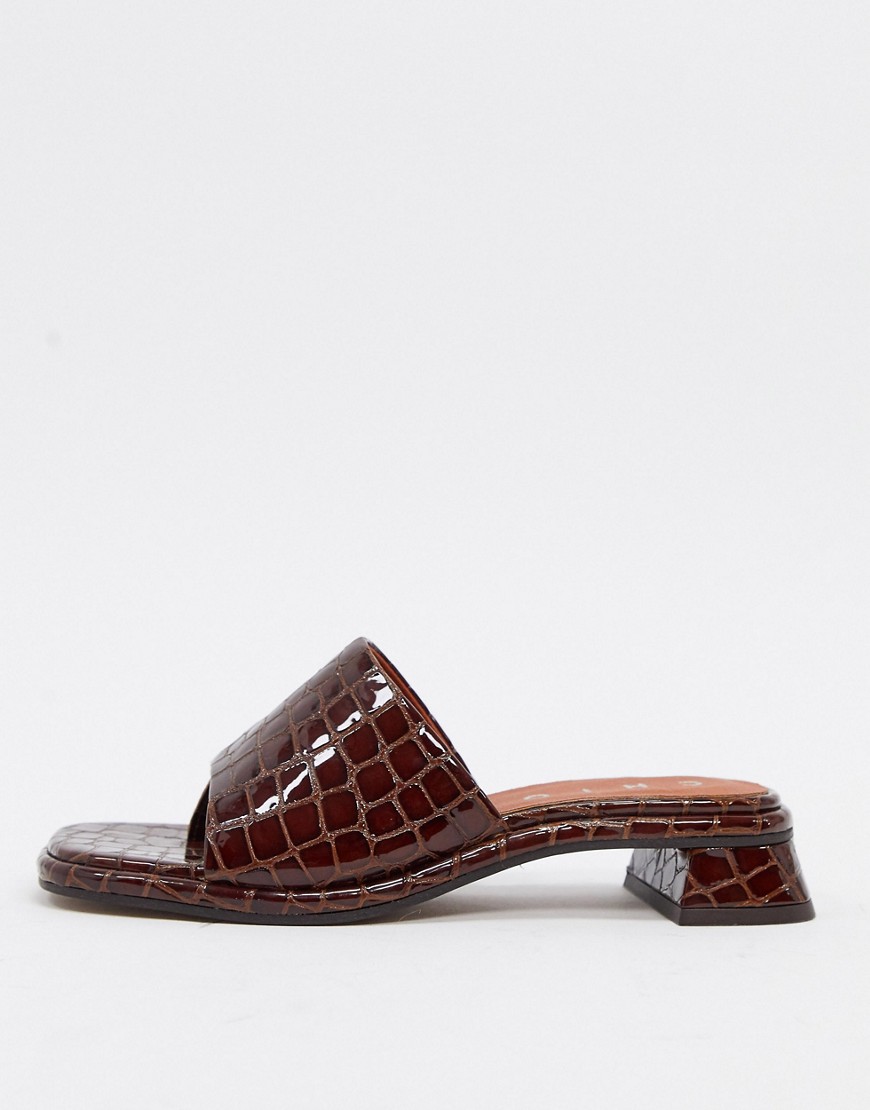 Chio - Brune sandaler med lav hæl i læder og krokodille-look