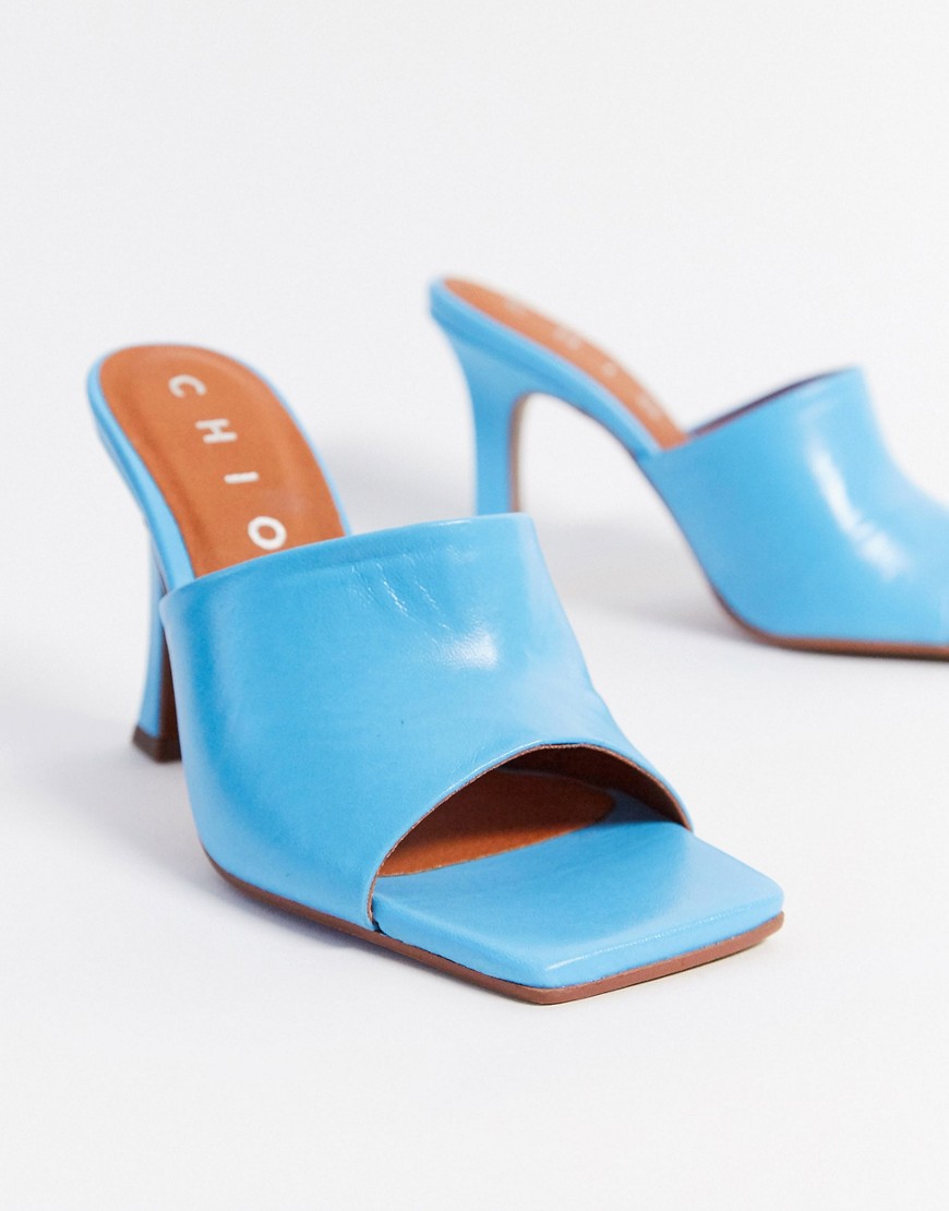 Chio – Ljusblå mules i läder med klack och fyrkantig tå