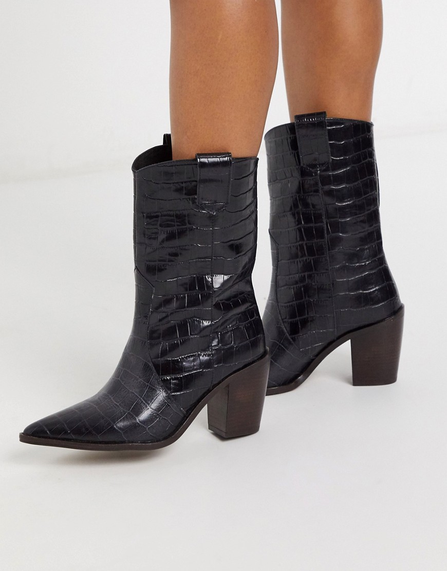 Chio - Western-støvler i sort krokodillemærket læder der går til midt på læggen