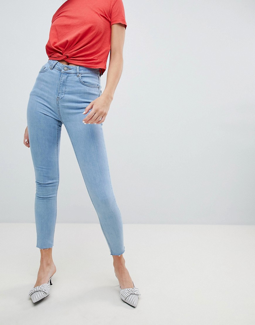 Chorus – Skinny jeans med hög midja, sliten fåll och ficka med broderad ros-Blå
