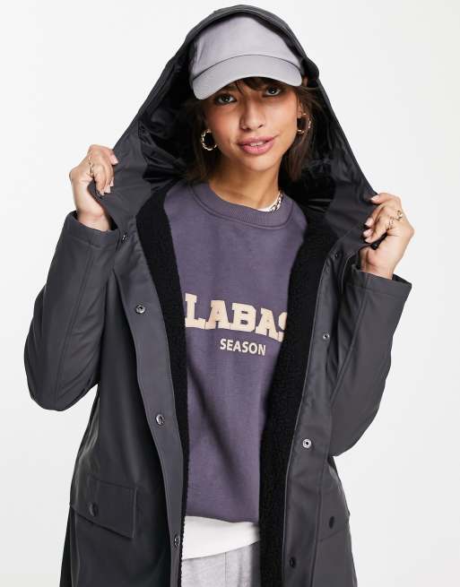 Chubasquero color carbón estilo gabardina con forro de borreguito