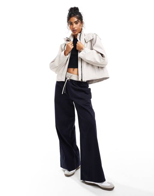 Chubasquero color piedra engomado cómodo con detalle de bolsillo de ASOS DESIGN, 2 de 4