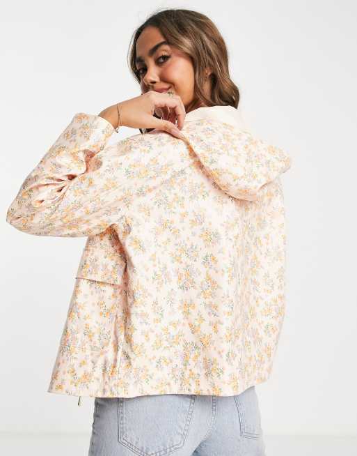 Chubasquero corto color melocotón con estampado floral de Miss Selfridge, 2 de 4