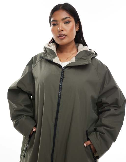 Chubasquero largo verde oliva con forro afelpado de ASOS DESIGN Curve, 4 de 4