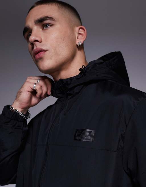Chubasquero negro con capucha y logo de Armani EA7, 2 de 4