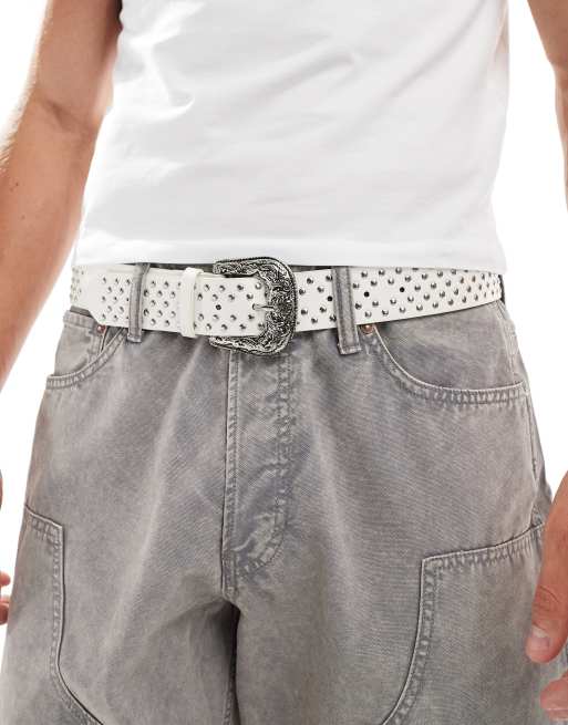 Cinturón blanco de cuero sintético con hebilla de estilo wéstern y tachuelas de ASOS DESIGN, 3 de 4