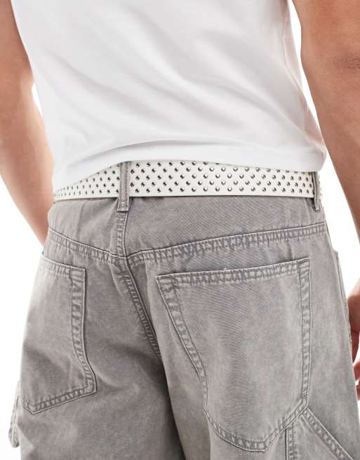 Cinturón blanco de cuero sintético con hebilla de estilo wéstern y tachuelas de ASOS DESIGN, 4 de 4