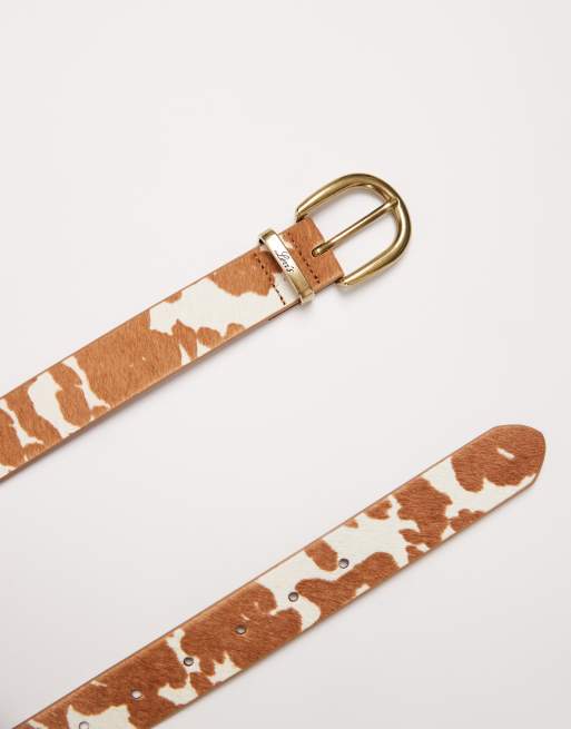 Cinturón marrón estrecho con estampado de vaca de Levi's, 2 de 3