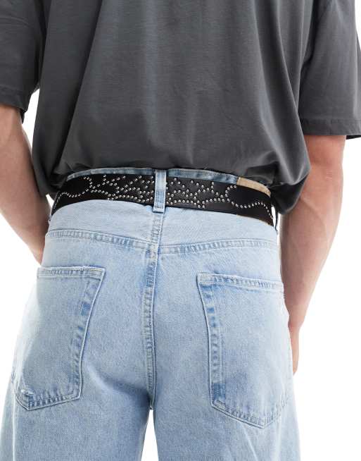 Cinturón negro de cuero sintético con diseño de telaraña de tachuelas de ASOS DESIGN, 2 de 4