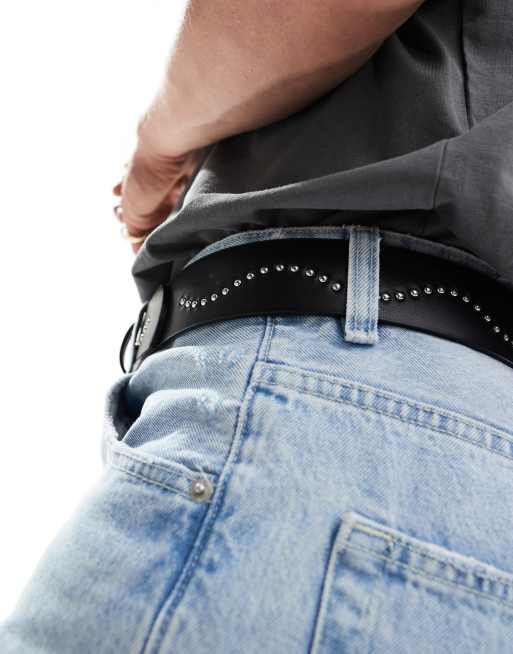 Cinturón negro de cuero sintético con diseño de telaraña de tachuelas de ASOS DESIGN, 3 de 4
