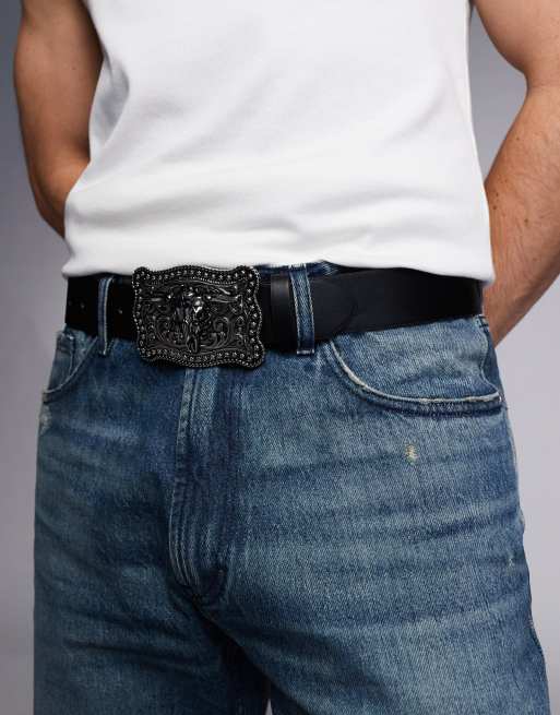 Cinturón negro de cuero sintético con hebilla plateada llamativa de estilo wéstern de ASOS DESIGN, 2 de 4